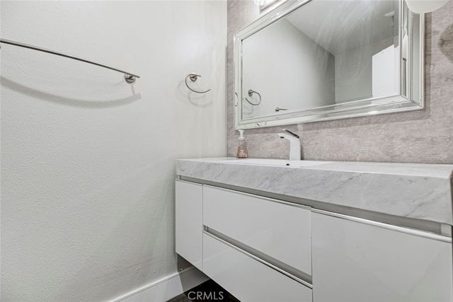 1881 Alpha Rd 17, Glendale, CA 91208