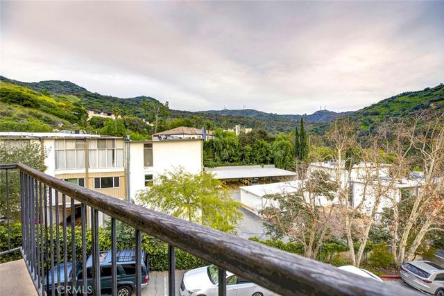 1881 Alpha Rd 17, Glendale, CA 91208