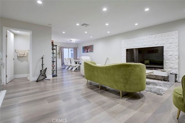 1881 Alpha Rd 17, Glendale, CA 91208