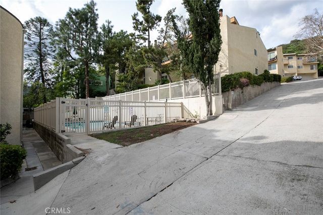 1881 Alpha Rd 17, Glendale, CA 91208