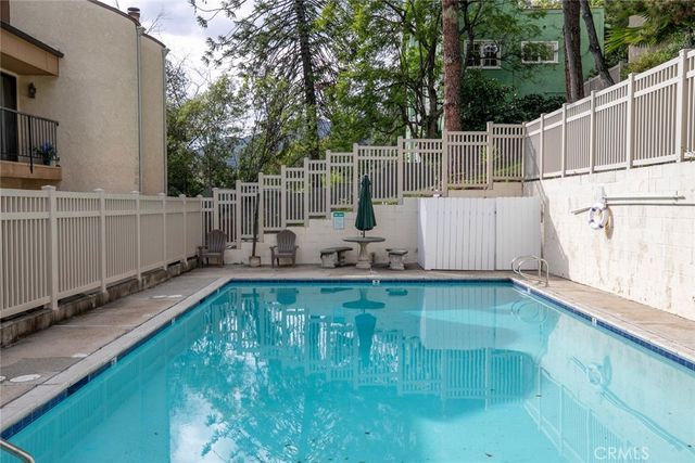 1881 Alpha Rd 17, Glendale, CA 91208