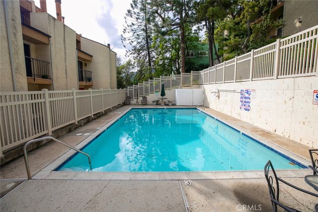 1881 Alpha Rd 17, Glendale, CA 91208