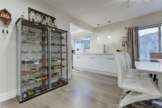 1881 Alpha Rd 17, Glendale, CA 91208