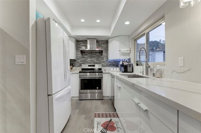 1881 Alpha Rd 17, Glendale, CA 91208