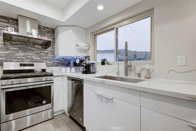 1881 Alpha Rd 17, Glendale, CA 91208