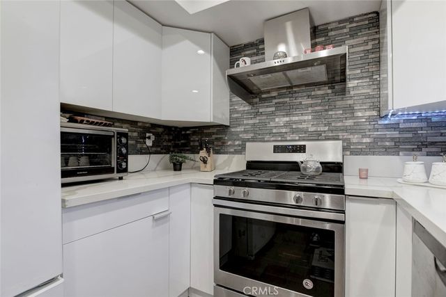 1881 Alpha Rd 17, Glendale, CA 91208