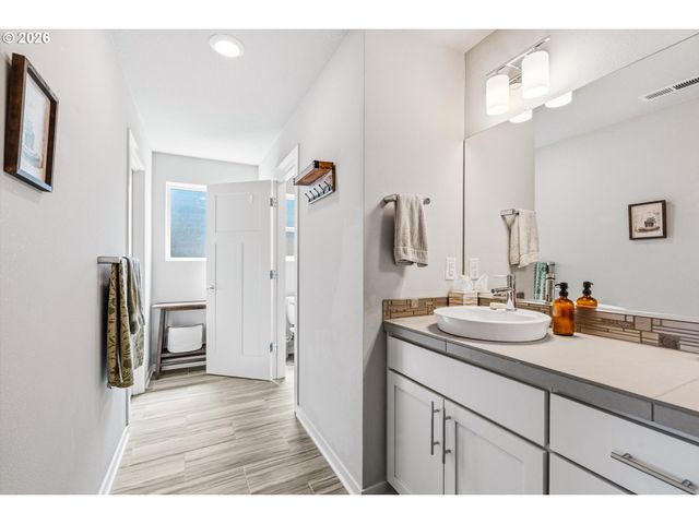 3931 Se CENTIFOLIA Ave, Hillsboro, OR 97123