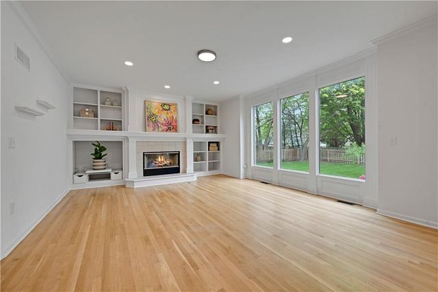 21528 W 99th Street, Lenexa, KS 66220