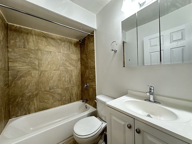 6954 N Sheridan Road 203, Chicago, IL 60626