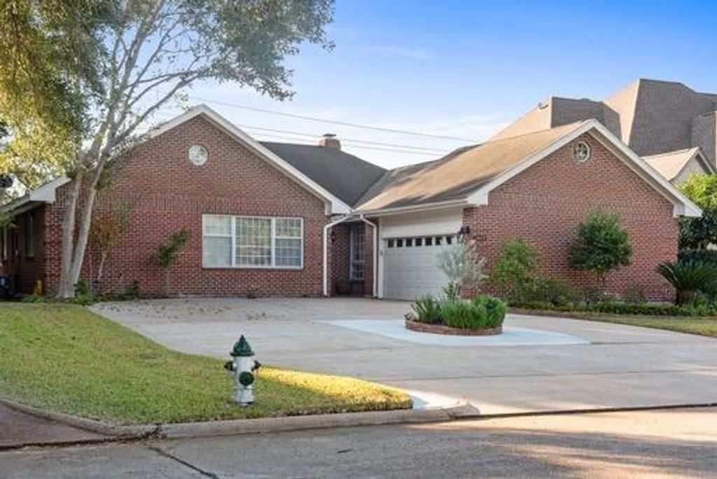 1443 Sugar Creek Boulevard, Sugar Land, TX 77478