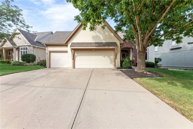 8000 W 154th Street, Overland Park, KS 66223