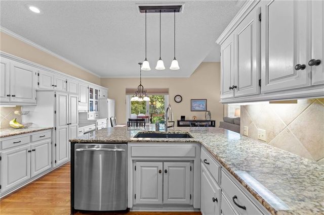 8000 W 154th Street, Overland Park, KS 66223