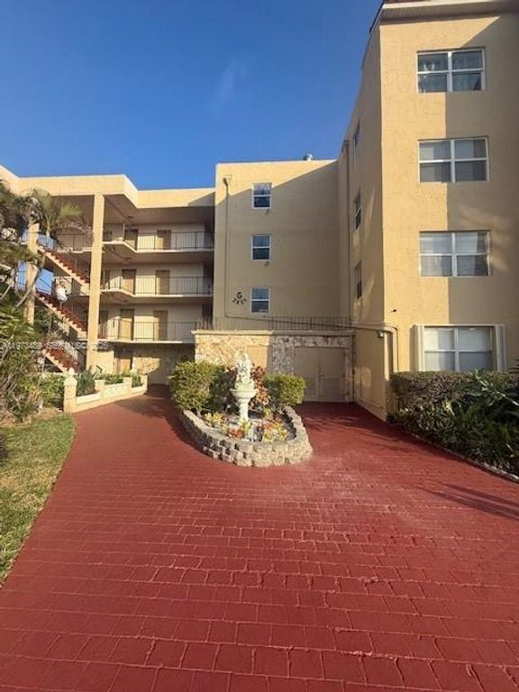 2801 Somerset Drive 105, Lauderdale Lakes, FL 33311