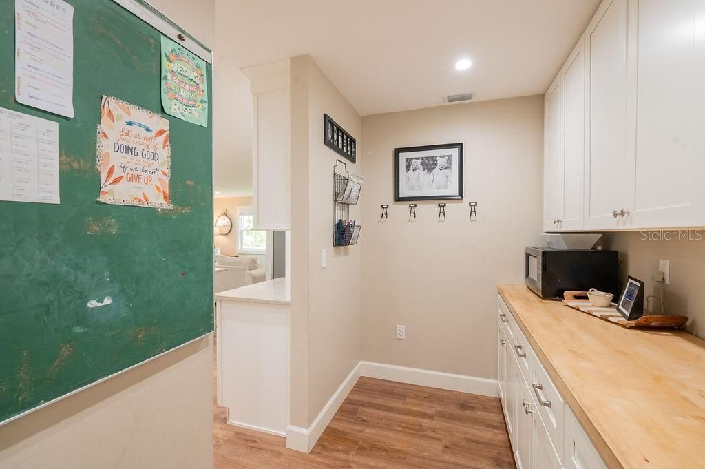 Image 13 of property listing at 216 18TH STREET E, Bradenton, FL 34208
