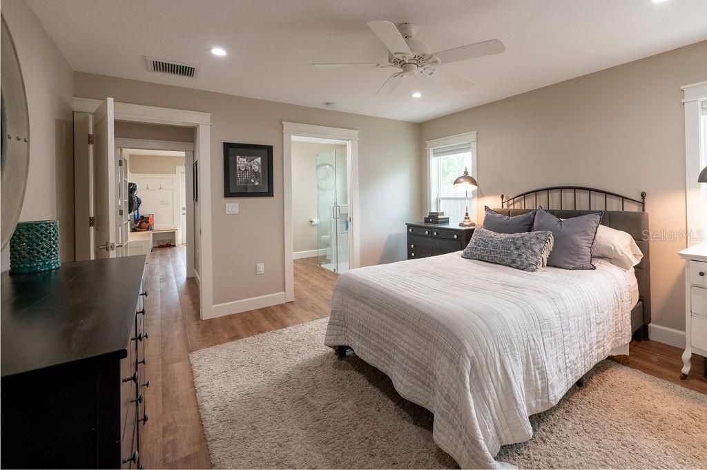 Image 14 of property listing at 216 18TH STREET E, Bradenton, FL 34208