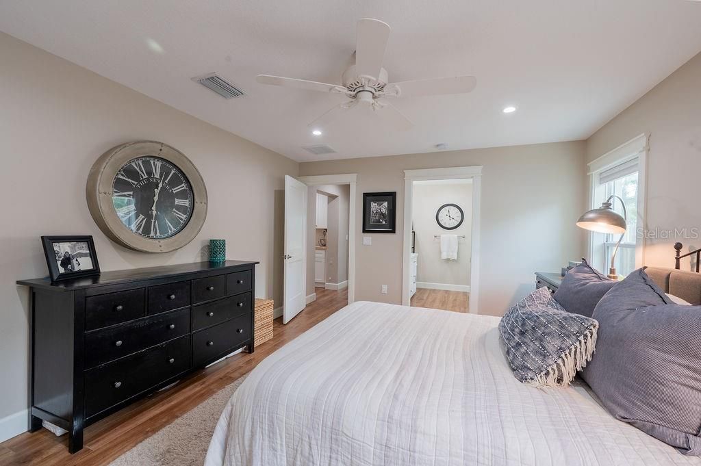 Image 17 of property listing at 216 18TH STREET E, Bradenton, FL 34208