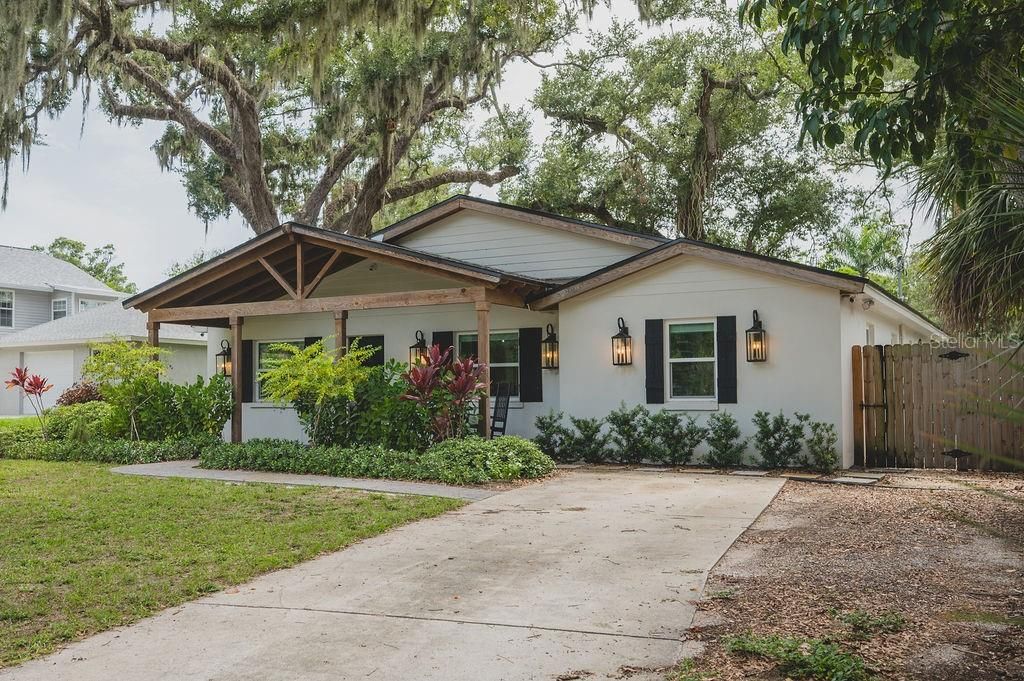 Image 3 of property listing at 216 18TH STREET E, Bradenton, FL 34208