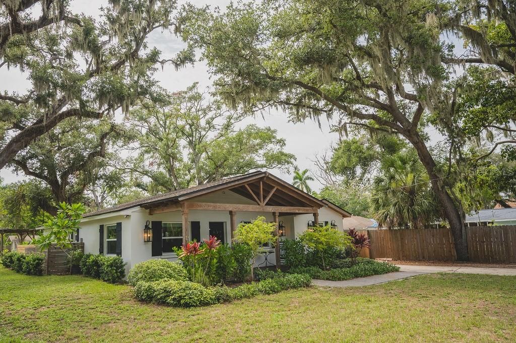 Image 4 of property listing at 216 18TH STREET E, Bradenton, FL 34208