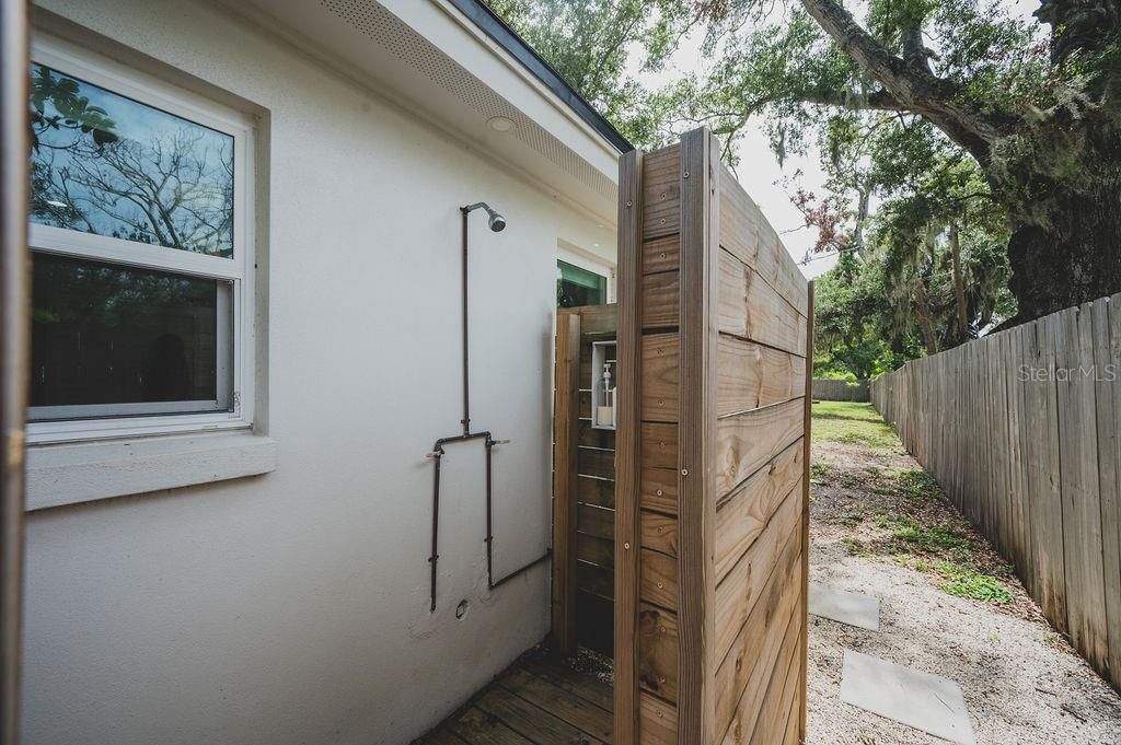 Image 38 of property listing at 216 18TH STREET E, Bradenton, FL 34208