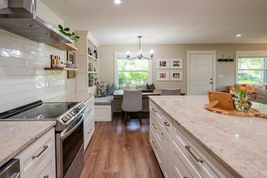 Image 9 of property listing at 216 18TH STREET E, Bradenton, FL 34208