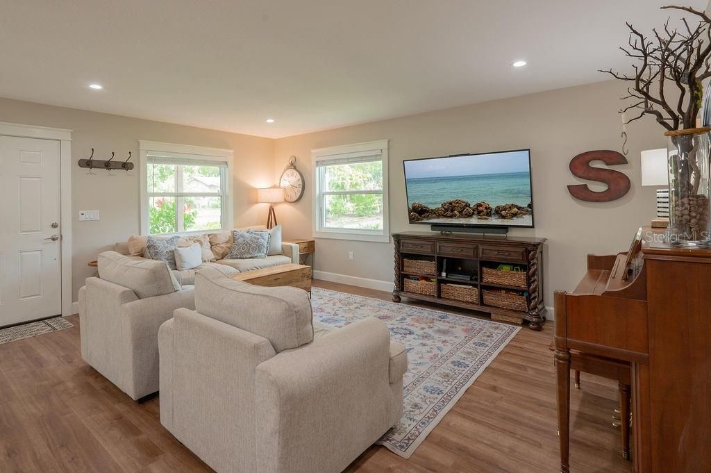 Image 10 of property listing at 216 18TH STREET E, Bradenton, FL 34208