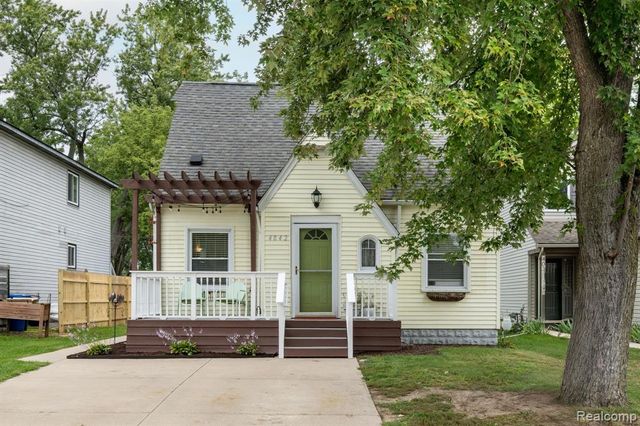 4042 Louella Drive, Waterford, MI 48329