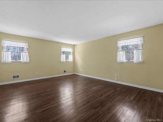 25 Jaegger Drive, Old Brookville, NY 11545