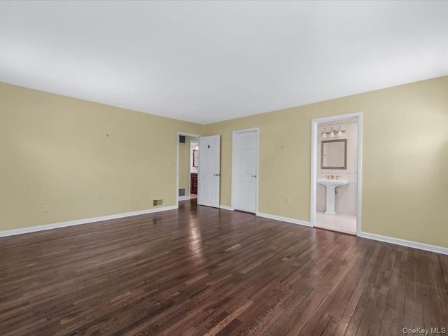 25 Jaegger Drive, Old Brookville, NY 11545