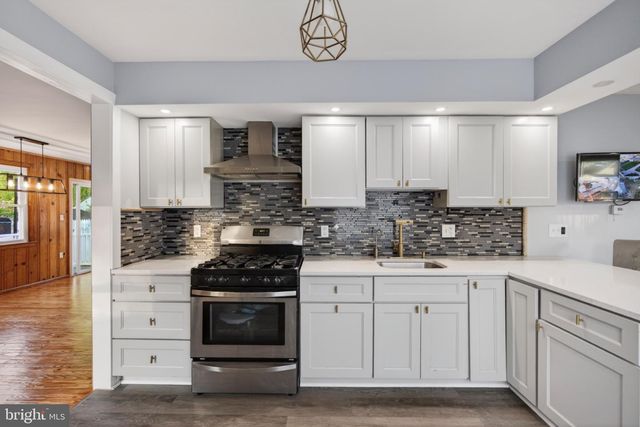 946 MARTIN RD, Essex, MD 21221