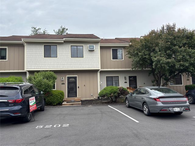 5202 Chelsea Cove N, Hopewell Junction, NY 12533