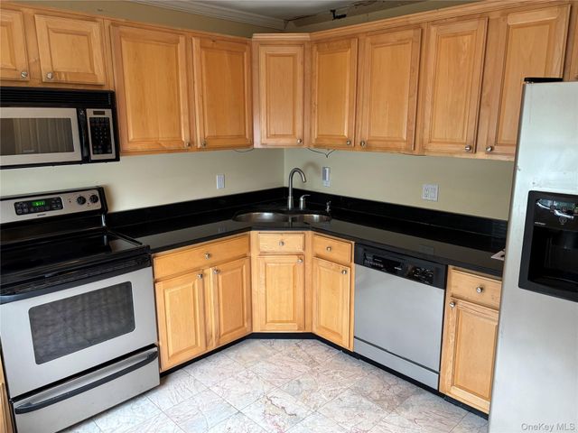 5202 Chelsea Cove N, Hopewell Junction, NY 12533