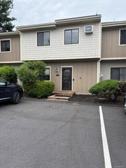 5202 Chelsea Cove N, Hopewell Junction, NY 12533