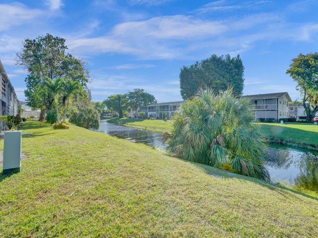 358 Oakridge T 358, Deerfield Beach, FL 33442