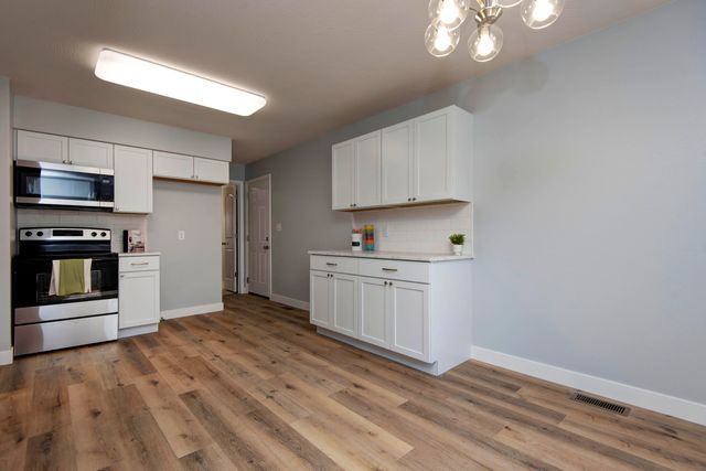 2611 E Pacific Street, Springfield, MO 65803