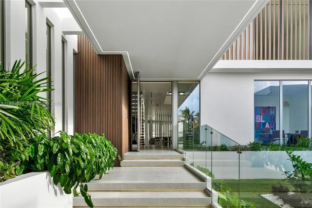 501 Palm Dr, Hallandale Beach, FL 33009