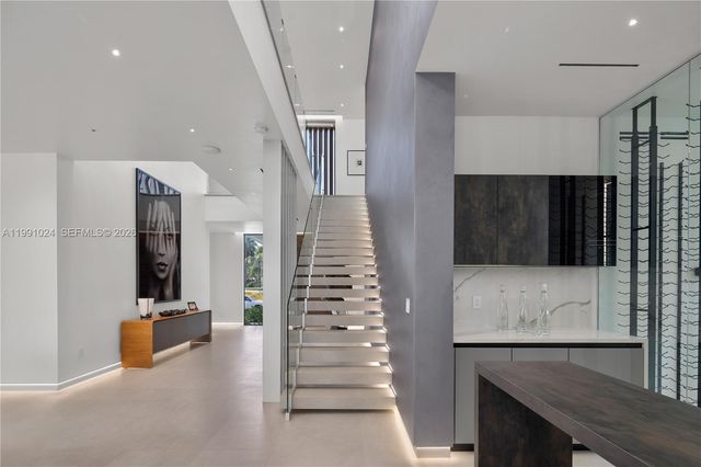 501 Palm Dr, Hallandale Beach, FL 33009