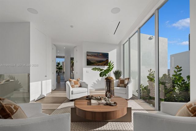 501 Palm Dr, Hallandale Beach, FL 33009