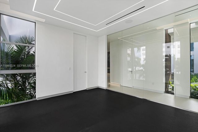 501 Palm Dr, Hallandale Beach, FL 33009