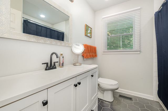 106 Aaron Dr, Burns, TN 37029