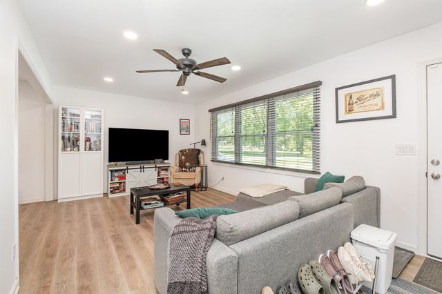 106 Aaron Dr, Burns, TN 37029