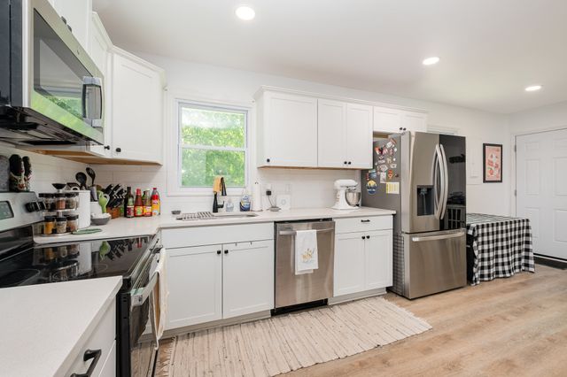 106 Aaron Dr, Burns, TN 37029