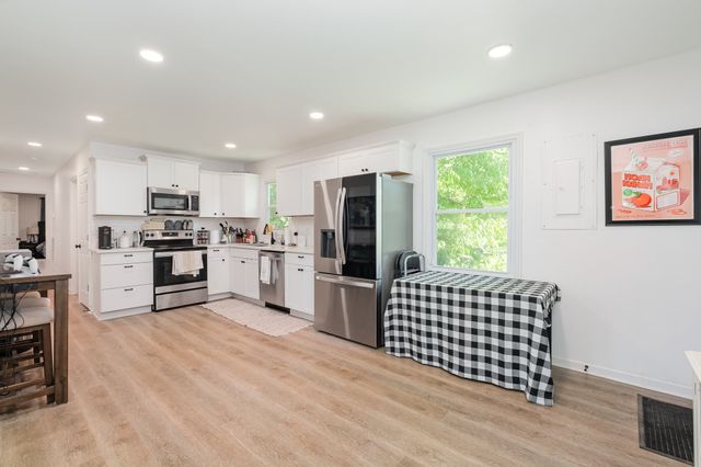 106 Aaron Dr, Burns, TN 37029