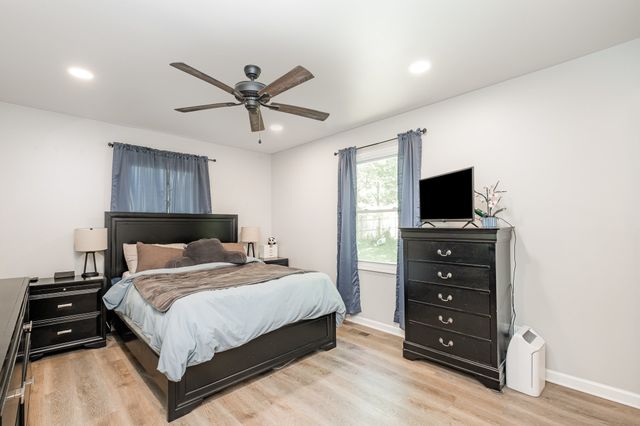 106 Aaron Dr, Burns, TN 37029