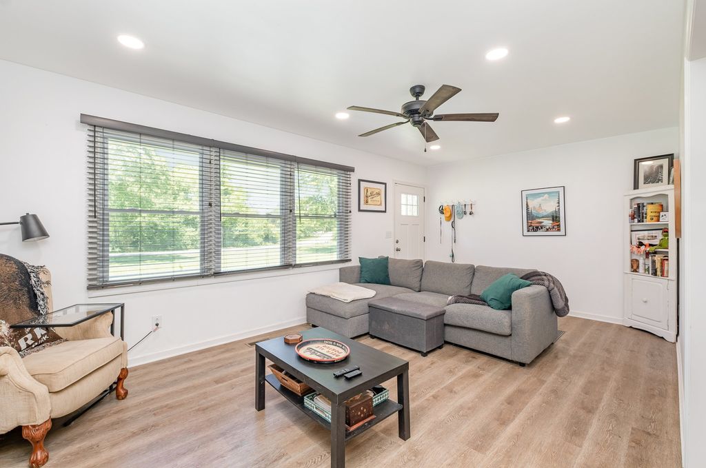 106 Aaron Dr, Burns, TN 37029