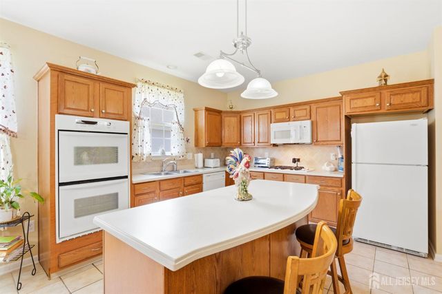 16 Barbaras Way, Jackson, NJ 08527