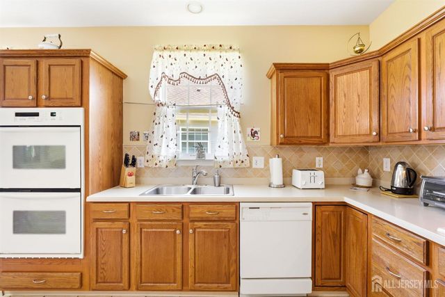16 Barbaras Way, Jackson, NJ 08527