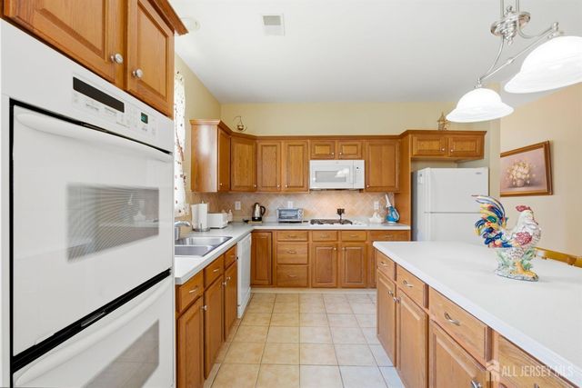 16 Barbaras Way, Jackson, NJ 08527