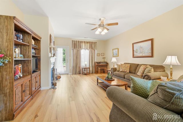 16 Barbaras Way, Jackson, NJ 08527