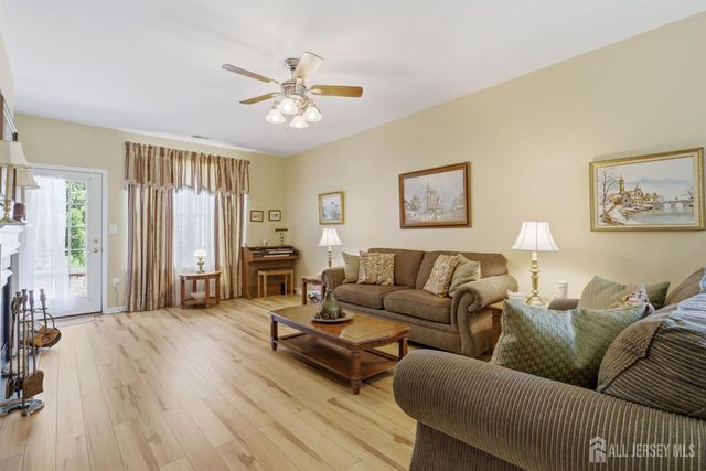 16 Barbaras Way, Jackson, NJ 08527