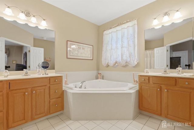 16 Barbaras Way, Jackson, NJ 08527